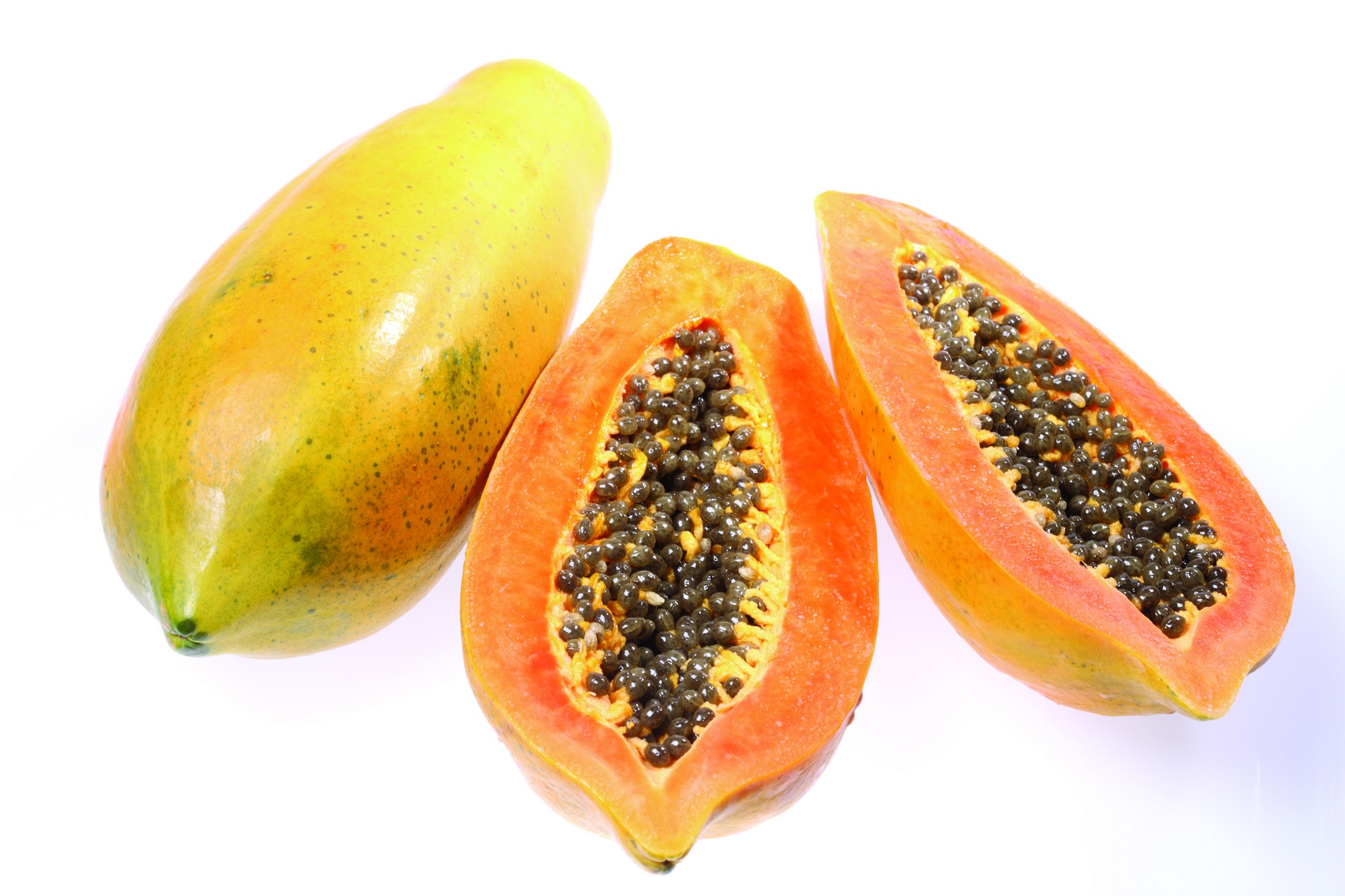 Экзотические фрукты папайя и маракуйя
